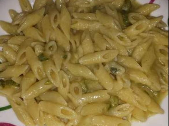 Mezze penne con zucchine, peperoncino e curry