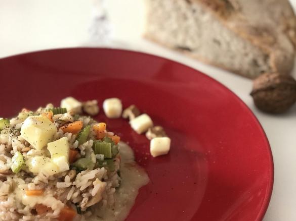 Riso ai cinque cereali con sedano carote Brie e noci