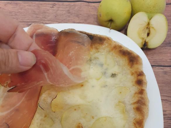 Pizza gourmet con mela verde in petali, gorgonzola e speck  -   CONTEST MELE