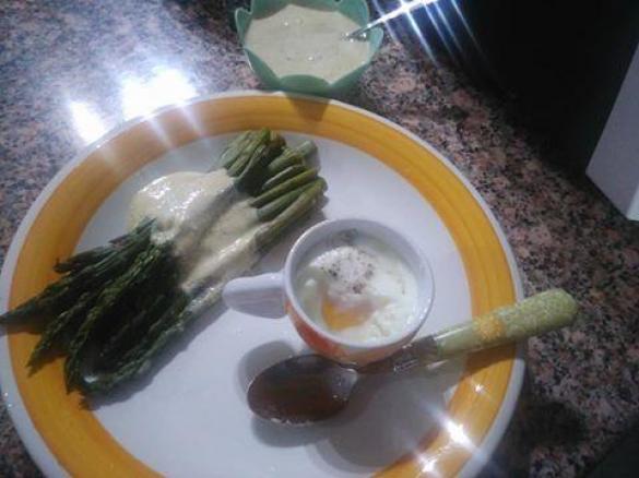 Uova in cocotte con contorno di asparagi al varoma in salsa parigina al tartufo