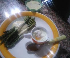 Uova in cocotte con contorno di asparagi al varoma in salsa parigina al tartufo