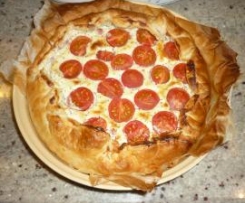 Torta salata ai 4 formaggi con pomodorini e semi di papavero