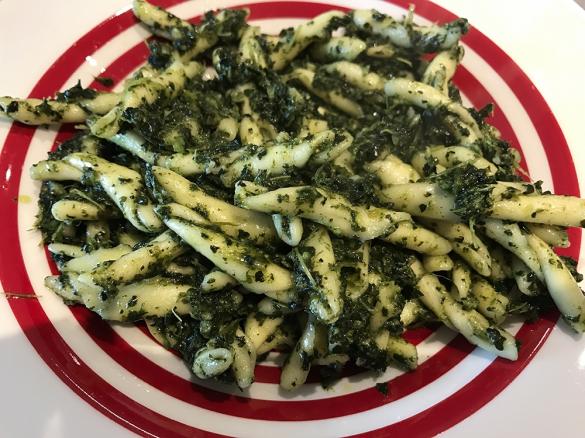 Pasta fresca con pesto di cavolo nero