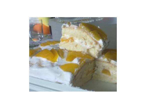 torta con crema chantilly e pesche sciroppate e croccantini di nocciole ricoperti con cioccolato al latte e cioccolato bianco