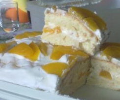 torta con crema chantilly e pesche sciroppate e croccantini di nocciole ricoperti con cioccolato al latte e cioccolato bianco