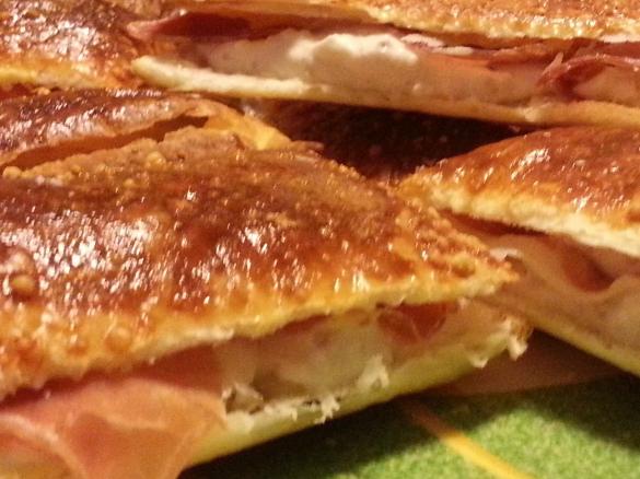 Sfoglie al grana con fichi ricotta e prosciutto