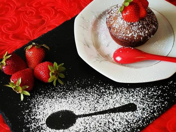 Tortino al cioccolato fondente con cuore caldo di fragole