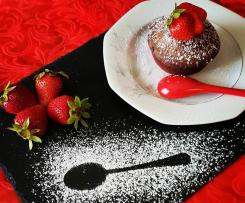 Tortino al cioccolato fondente con cuore caldo di fragole