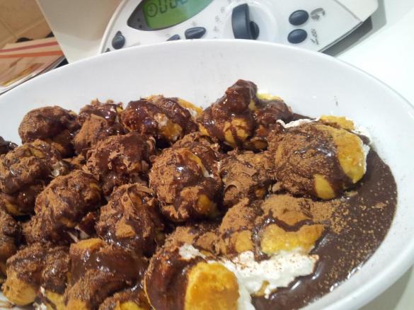 Cascata di profiteroles