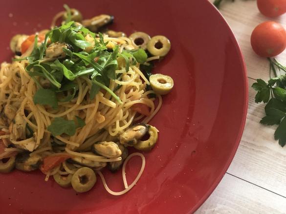 Spaghetti risottati con cozze e rucola