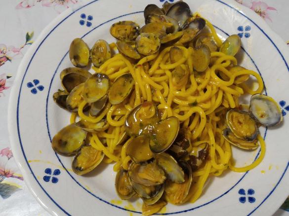 Troccoli alle vongole veraci, zafferano e peperoncino