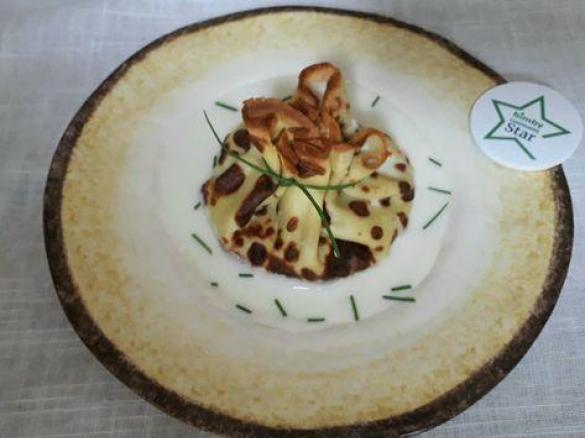 Fagottino di crepes con fave novelle con fonduta di caprino