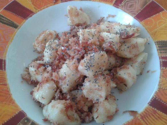 Gnocchi di cavolfiore con speck e semi di papavero