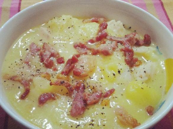 Zuppa di merluzzo, patate, porri e pancetta croccante