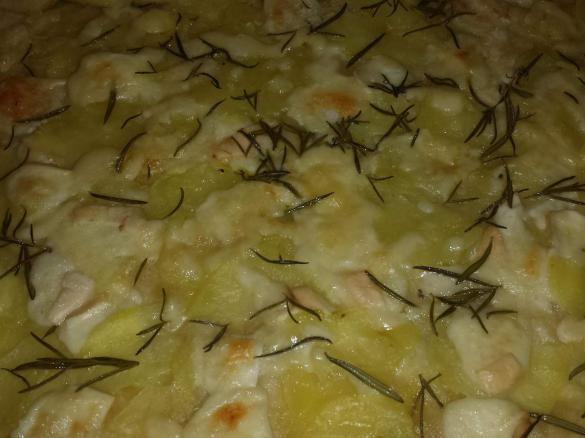 PIZZA CON PATATE E PROVOLA