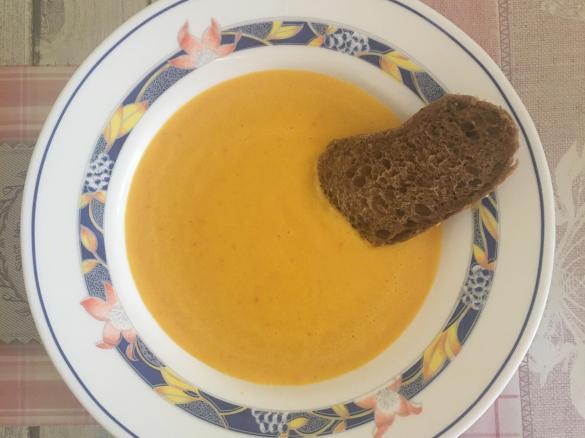 Vellutata di peperoni gialli, basilico e crostini di pane