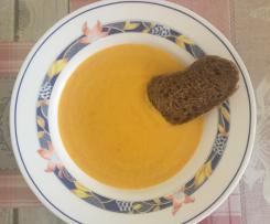 Vellutata di peperoni gialli, basilico e crostini di pane