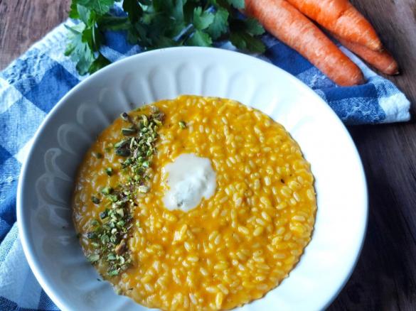 Risotto con crema di Carote Gorgonzola e granella di pistacchi (Per 2 Persone )