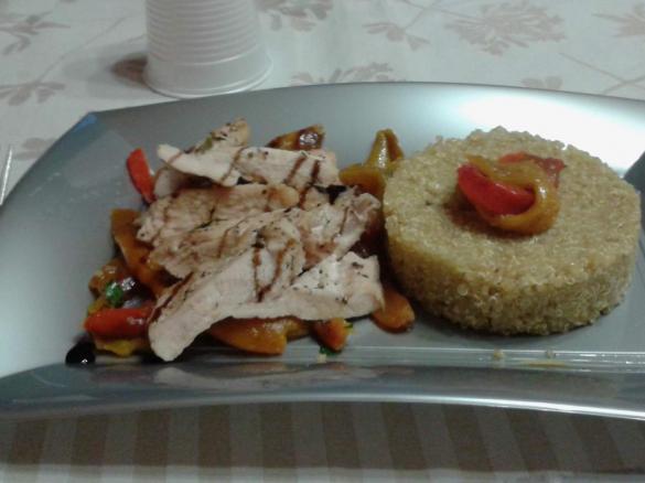 HAMBURGER DI QUINOA CON POLLO E VERDURINE(SENZA GLUTINE)