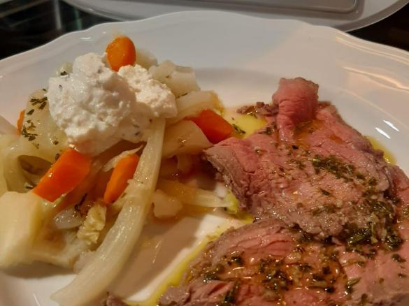 COTTURA MULTILIVELLO  MINESTRONE ROASTBEAF A VAROMA CON VERDURE E SALSA ALLA RICOTTA.  🥩🥔🥦🥬🥩🥔🍅🥬🧄