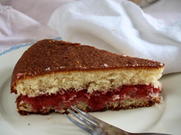 Torta alla farina di riso gluten-free con coulis di fragole.