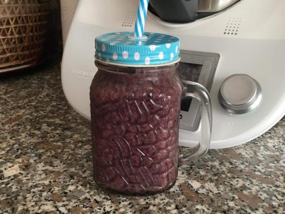 Frullato a base di banana e mirtilli