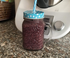 Frullato a base di banana e mirtilli