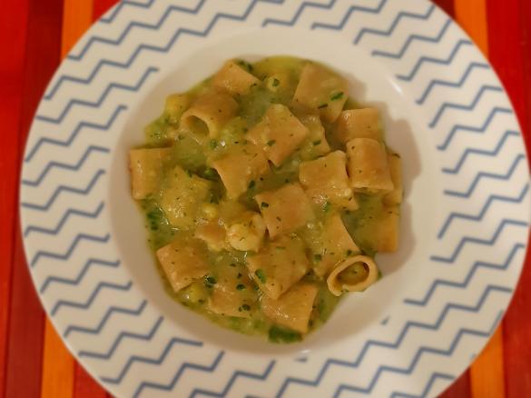 Pasta integrale risottata con gamberetti e zucchine (per 2 persone)