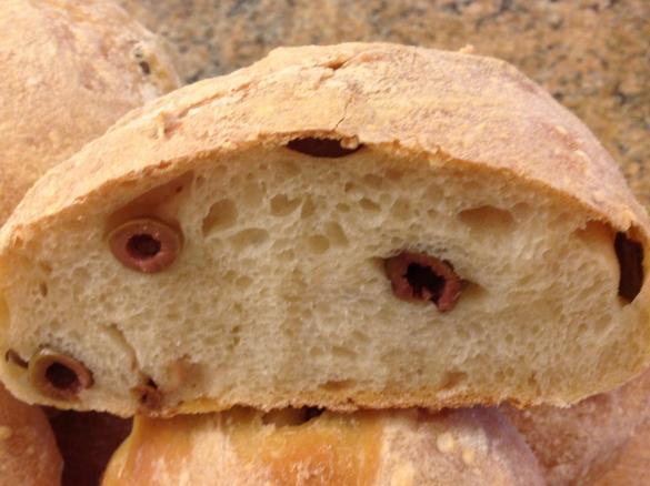 Pane bianco con olive taggiasche