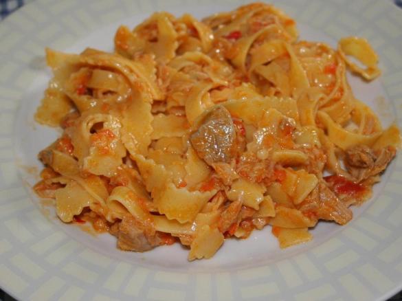 Fettuccine al sugo di tonno e peperoni