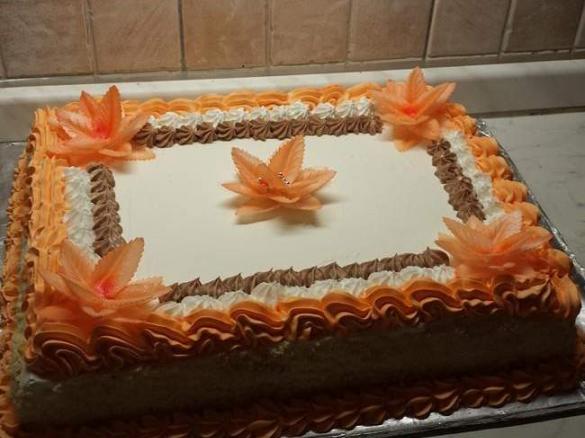 Torta di compleanno con crema di noccione e panna