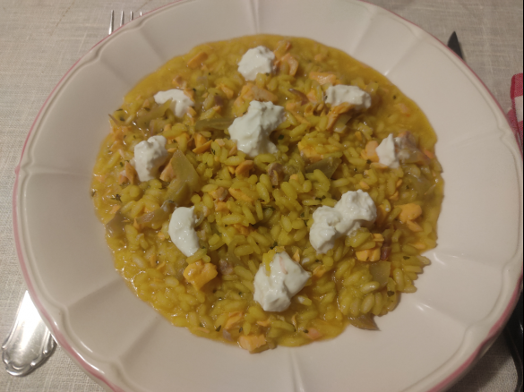 Risotto ai carciofi e salmone fresco con stracciatella e zafferano