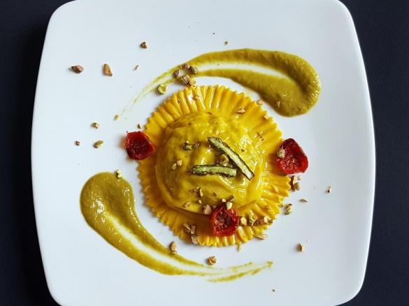 Raviolone di scorfano e asparagi