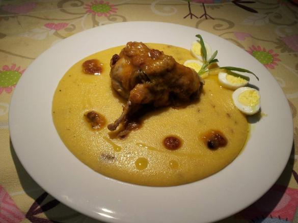delizia di quaglie cotte sul boccale con polenta ai funghi