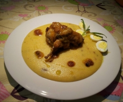 delizia di quaglie cotte sul boccale con polenta ai funghi