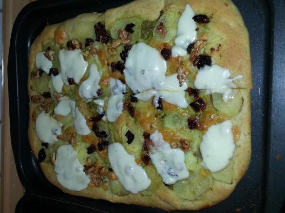 Pizza semi-integrale con patate, speck e scamorza