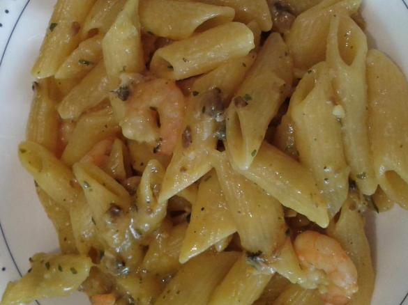 Pasta vongole, mazzancolle e zafferano