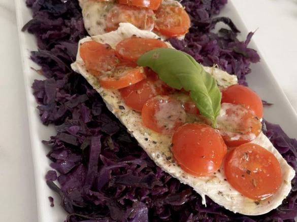 Filetto di pollo su letto di  cappuccio viola