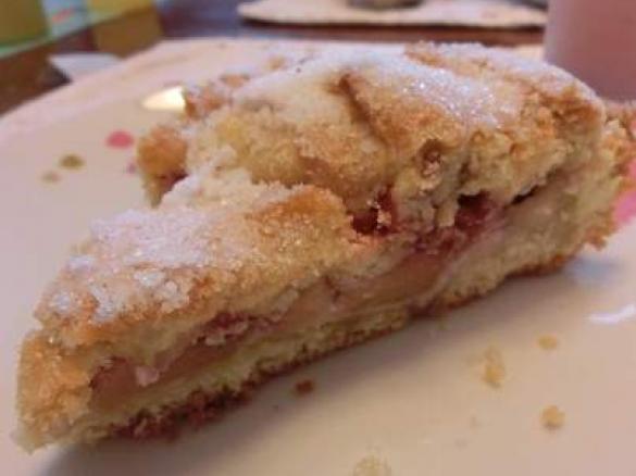 Crostata Crumble Ripiena di Pasta di Mandorle, Fragole e Mele