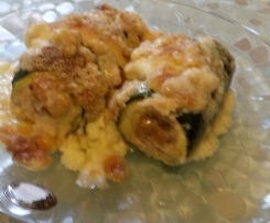 Zucchine ripiene gratinate con  besciamella di zucchine e noci