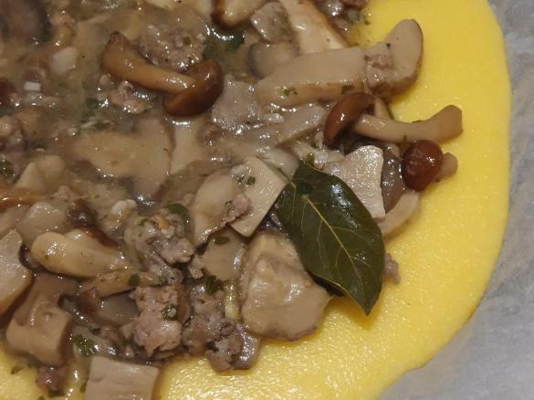 Polenta funghi e salsiccia