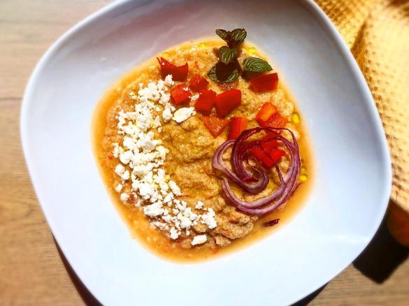 Zuppa fredda di pane e ortaggi