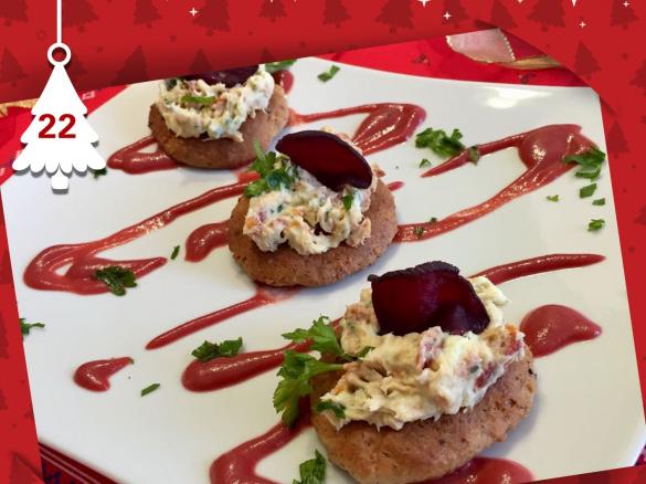 Mousse di baccalà e pomodori secchi e chips di barbabietola su focaccine di castagne e crema di barbabietole - Natale