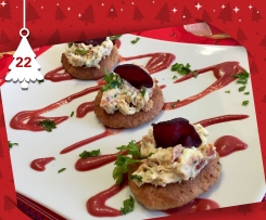 Mousse di baccalà e pomodori secchi e chips di barbabietola su focaccine di castagne e crema di barbabietole - Natale