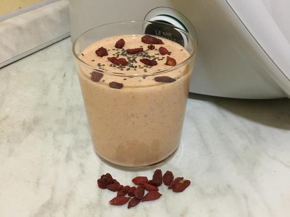 Frullato al cacao e bacche di goji
