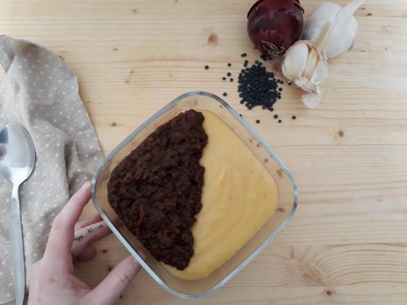 Lenticchie nere Beluga con polenta di mais (vegan)