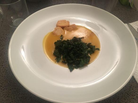 Vellutata di carote e mele, con cavolo nero croccante