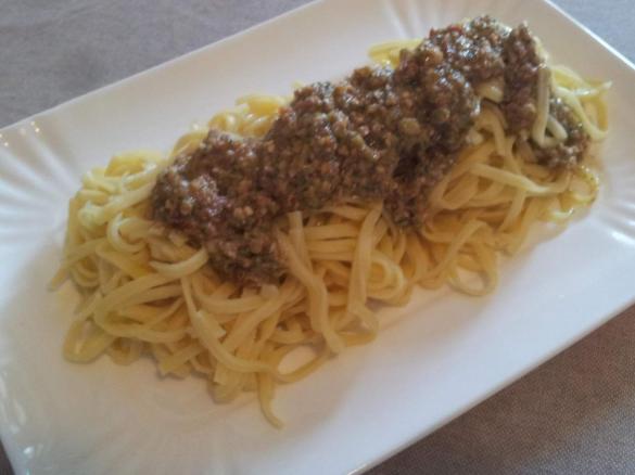 Tajarin all'uovo con pesto di broccoli, scalogno, noci pecan e pomodorini secchi