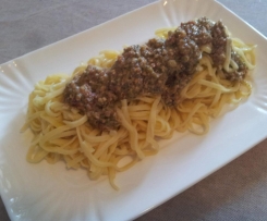 Tajarin all'uovo con pesto di broccoli, scalogno, noci pecan e pomodorini secchi