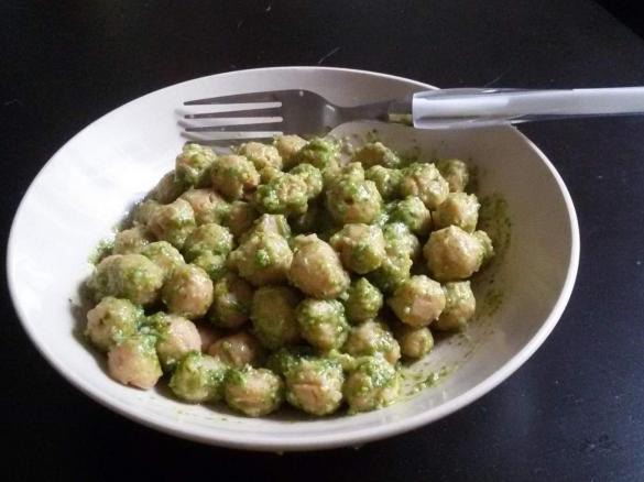 Gnocchi di ceci al pesto di rucola